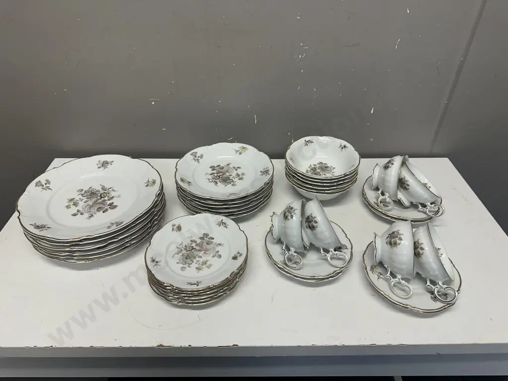 Hutschenreuther Six Place Dinner Set Sylvia Porcelain Pattern with Empire Rose Engravings Image 1++