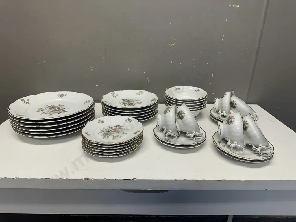 Hutschenreuther Six Place Dinner Set Sylvia Porcelain Pattern with Empire Rose Engravings Image 1++