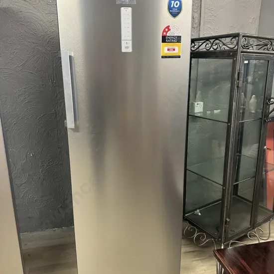 Midea 238L Upright Fridge / Freezer Dual Model - MERU333FGF02AP With User Manual (Approx 10 Months Old)