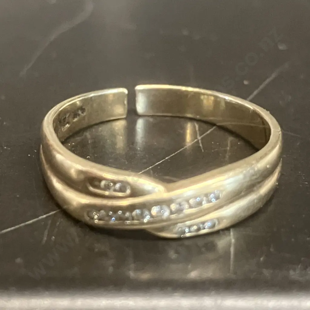 9ct Gold Crossover Ring Stamped 375 With Fourteen Small Diamonds (Damaged) Image 1++