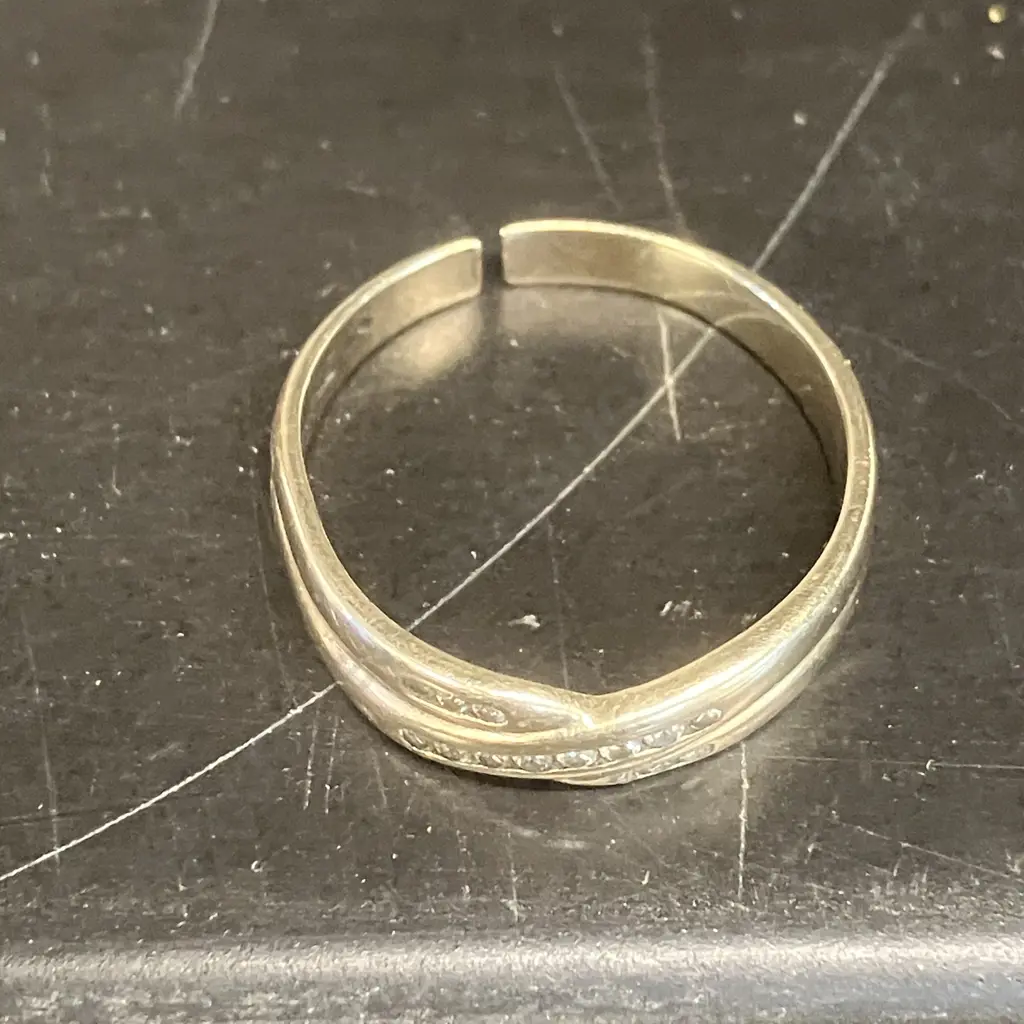 9ct Gold Crossover Ring Stamped 375 With Fourteen Small Diamonds (Damaged) Image 1++