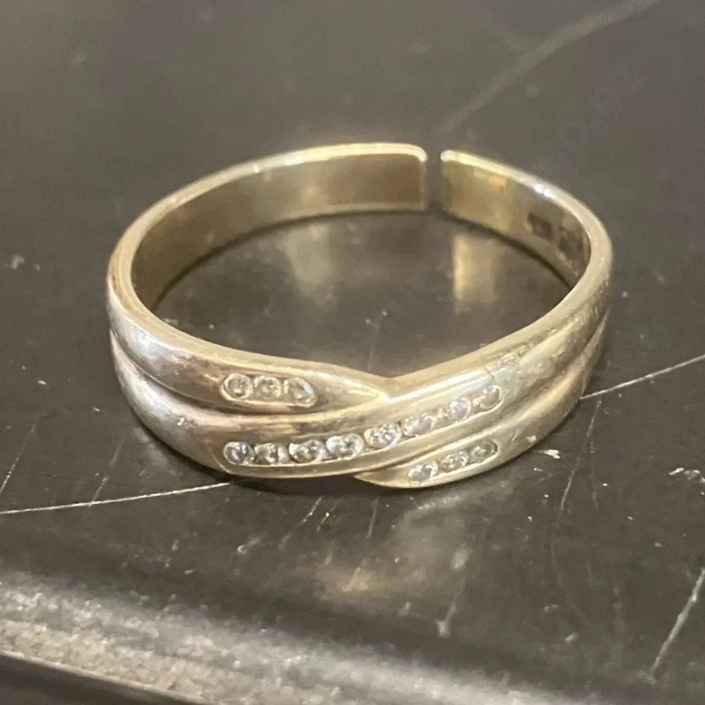 9ct Gold Crossover Ring Stamped 375 With Fourteen Small Diamonds (Damaged) Image 1++