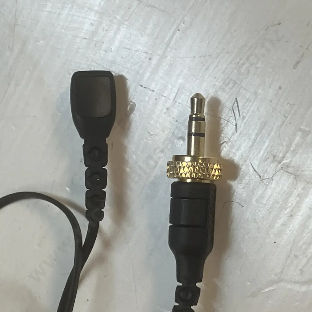 RODE Lavalier II Premium Lavalier/Lapel Microphone, Pop Filter, Mini Furry & Zip Case Image 1++