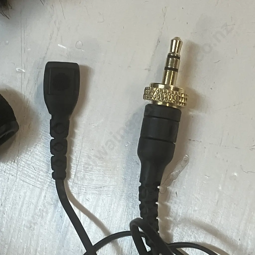 RODE Lavalier II Premium Lavalier/Lapel Microphone, Pop Filter, Mini Furry & Zip Case Image 1++