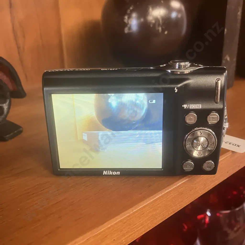 Nikon Coolpix S3000 Silver 12.0 MP Wide 4x Optical Zoom - Japan (Has Battery But No Charger) Image 1++