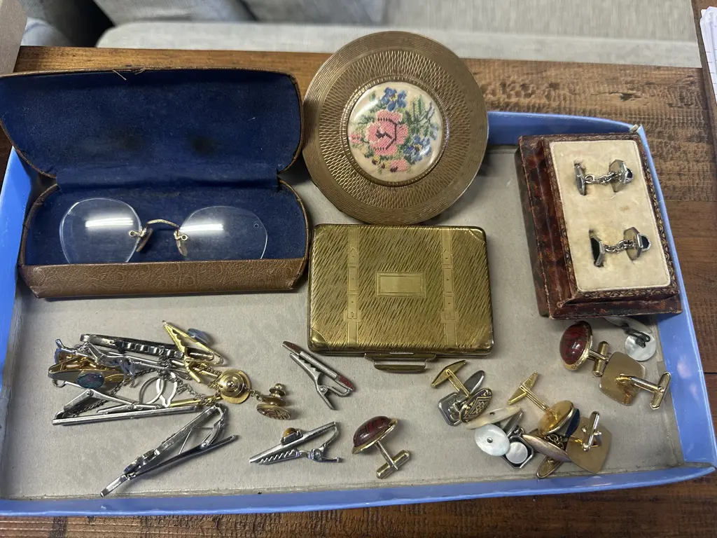 Selection Of Vintage Items Including Cufflinks, Tie Pins Etc Image 1++