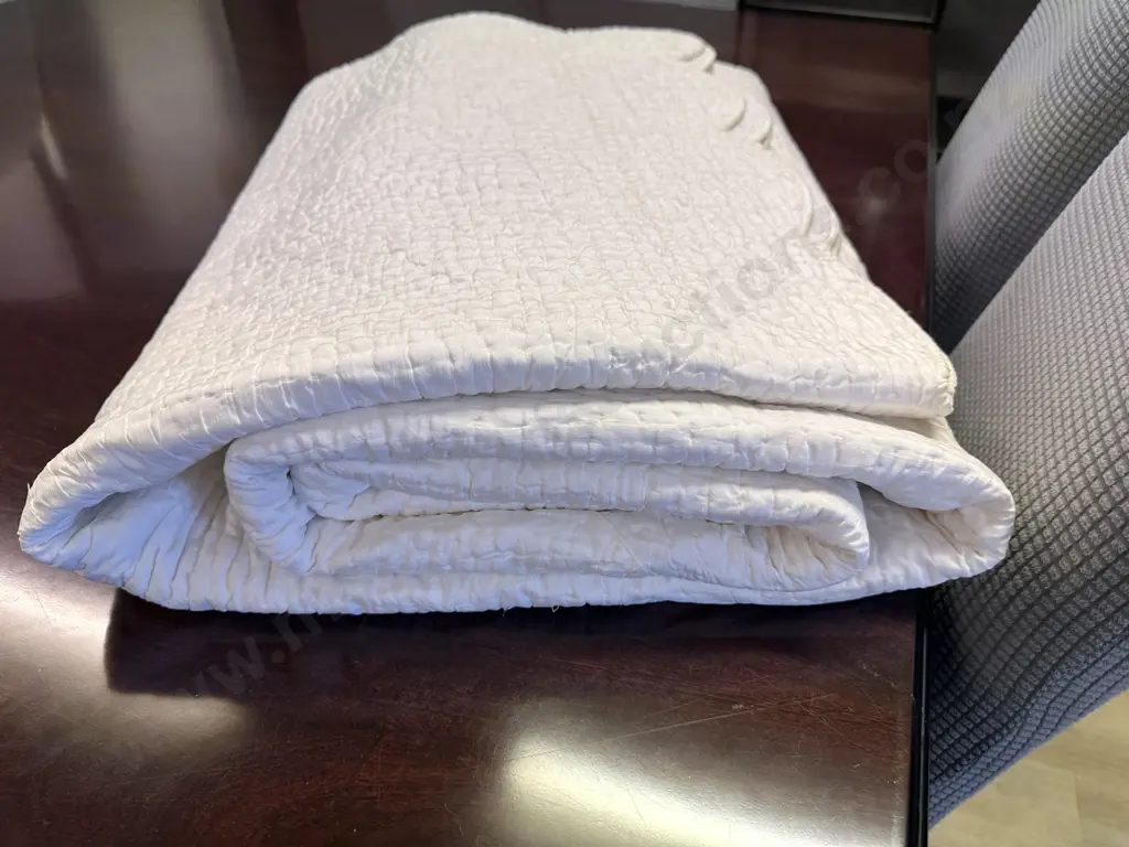 Cream Queen Size Silk Mix Bedspread/Coverlet Image 1++