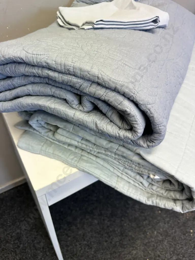 King Size Coverlet, Sheridian Coverlet & Pillow Cases Blue Tones Image 1++