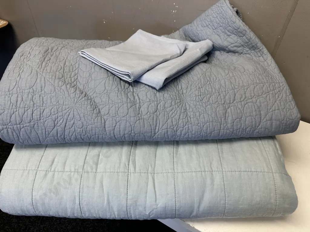 King Size Coverlet, Sheridian Coverlet & Pillow Cases Blue Tones Image 1++