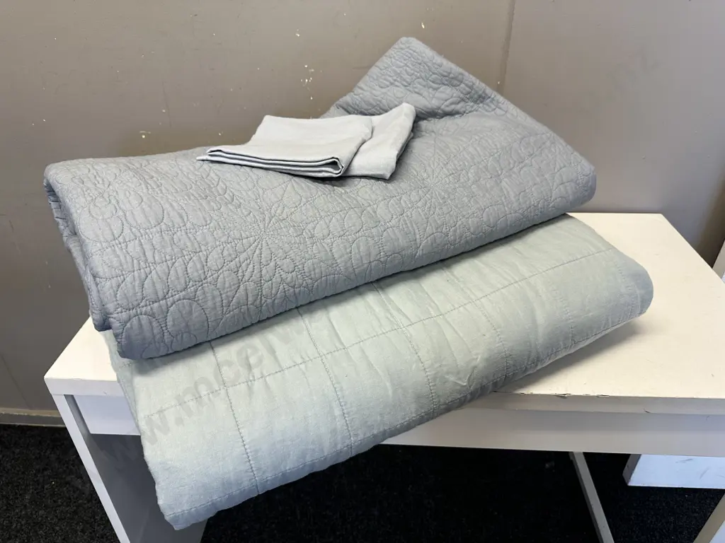 King Size Coverlet, Sheridian Coverlet & Pillow Cases Blue Tones Image 1++