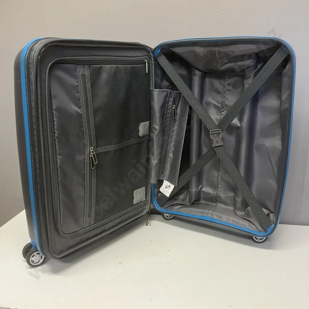 American Tourister Spinner 55cm EXP Suitcase Image 1++