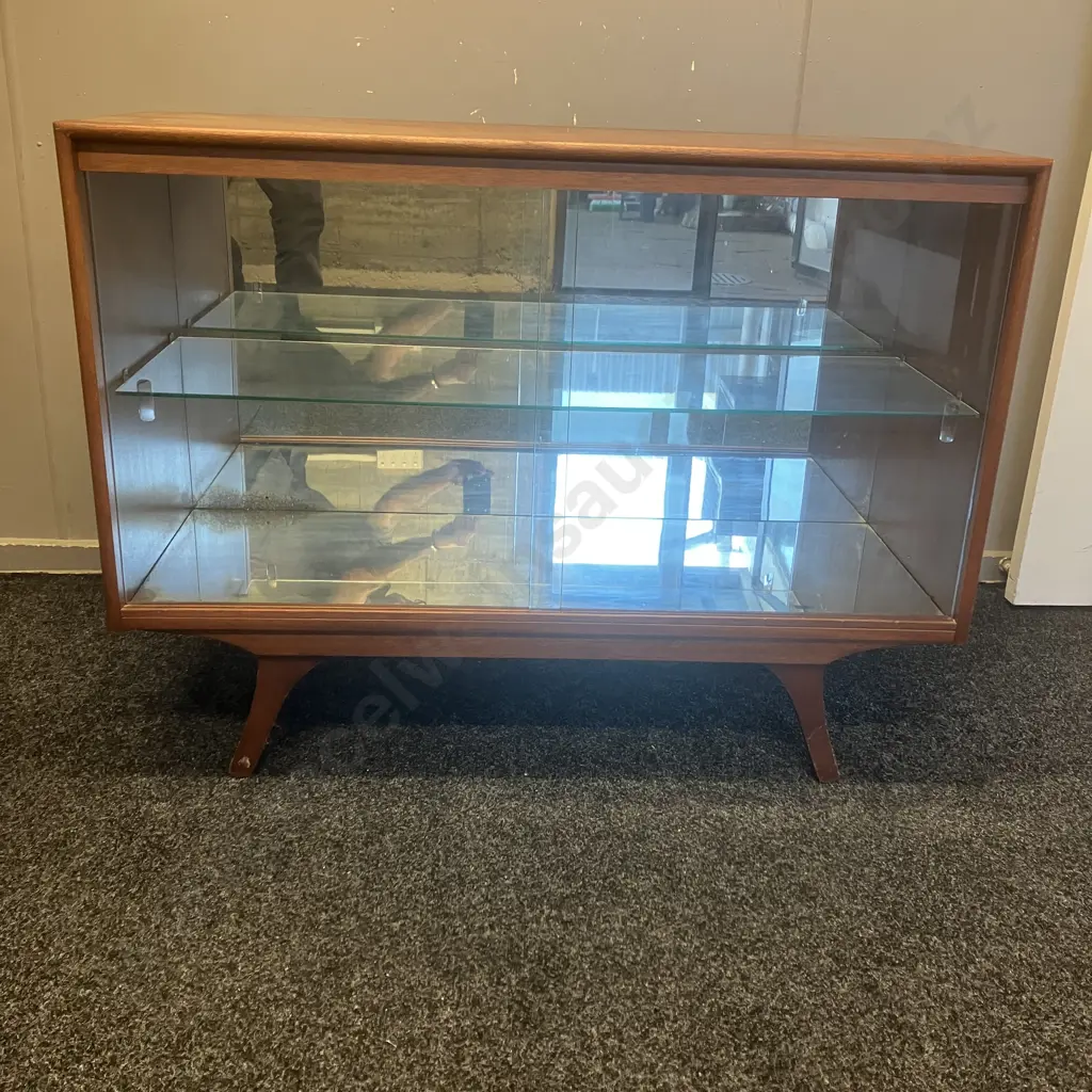 Mid-Century Mahogany Display Cabinet, Mirrored Interior, Glass Shelf & Sliding Glass Doors. H79 W105 D39cm (As Found) Image 1++