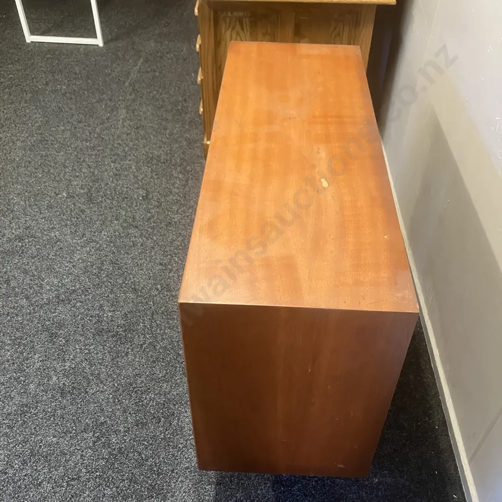 Mid-Century Mahogany Display Cabinet, Mirrored Interior, Glass Shelf & Sliding Glass Doors. H79 W105 D39cm (As Found) Image 1++