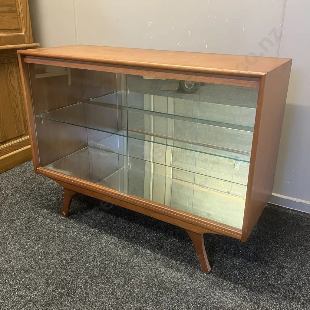 Mid-Century Mahogany Display Cabinet, Mirrored Interior, Glass Shelf & Sliding Glass Doors. H79 W105 D39cm (As Found) Image 1++