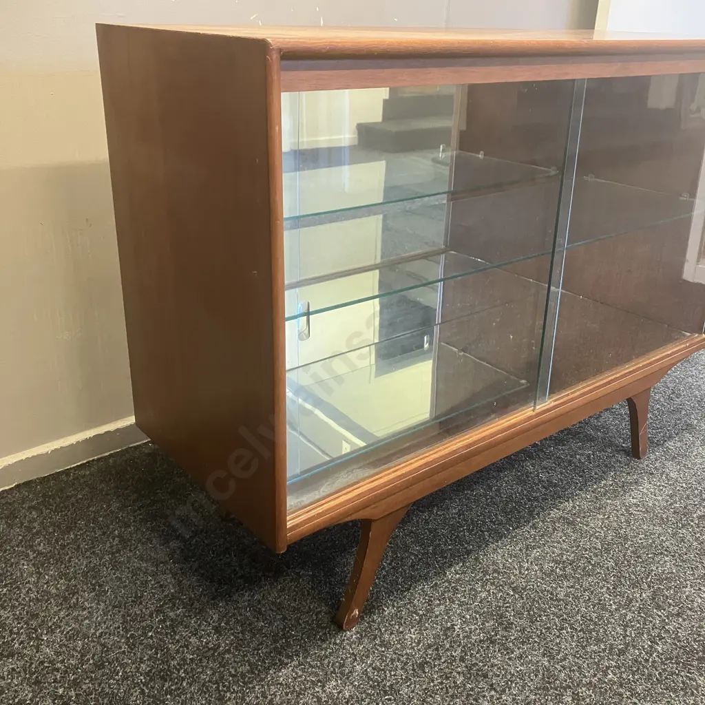 Mid-Century Mahogany Display Cabinet, Mirrored Interior, Glass Shelf & Sliding Glass Doors. H79 W105 D39cm (As Found) Image 1++