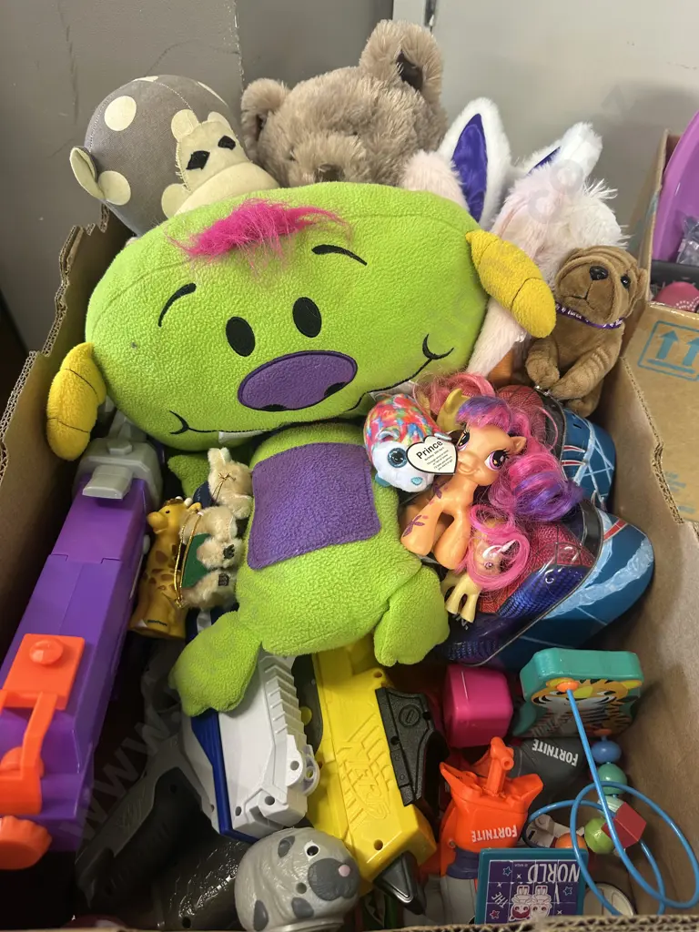 Box Lot Of Assorted Soft Toys, Nerf Guns Etc Image 1++