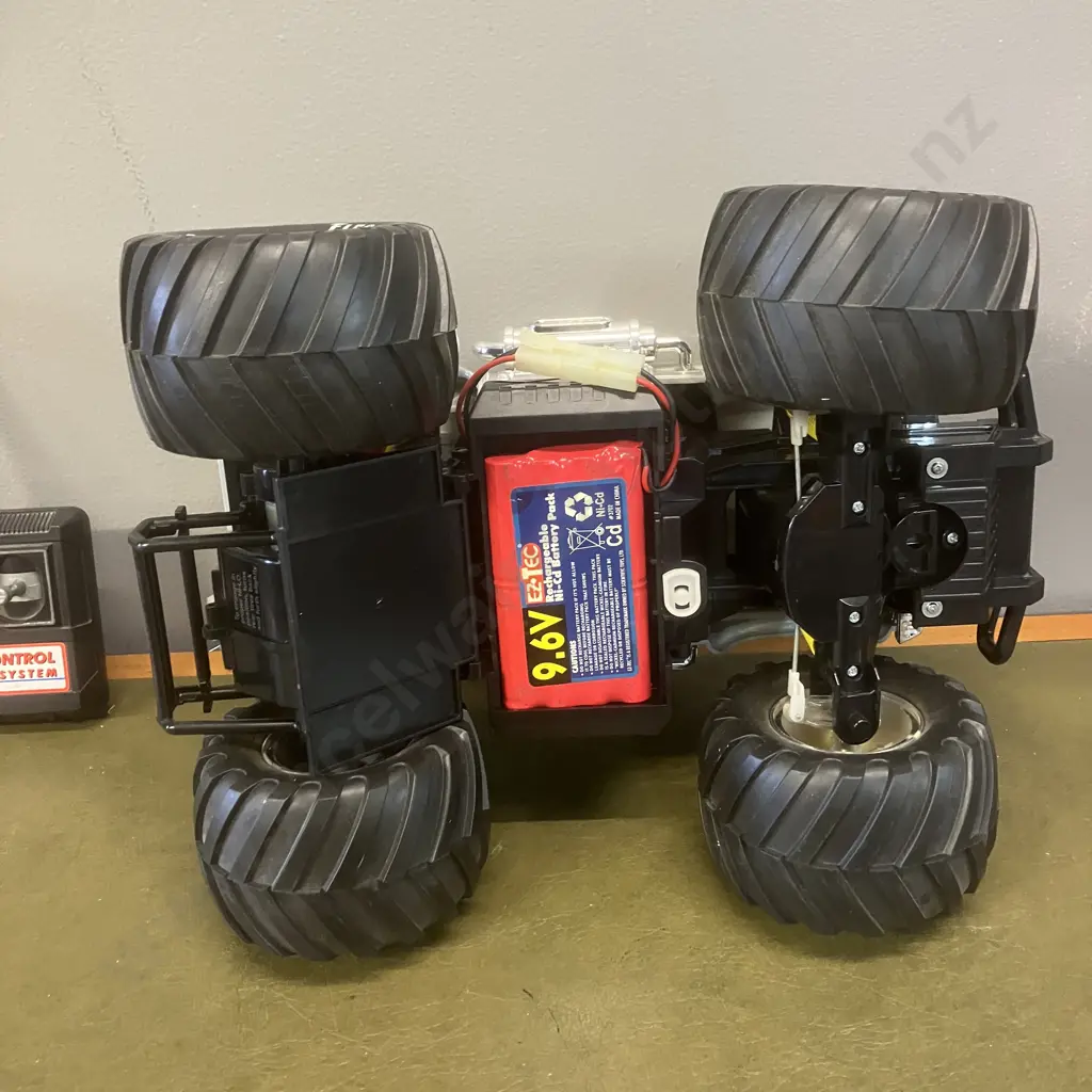 HUMONGUS R/C Monster Truck - 27 Mhz Image 1++