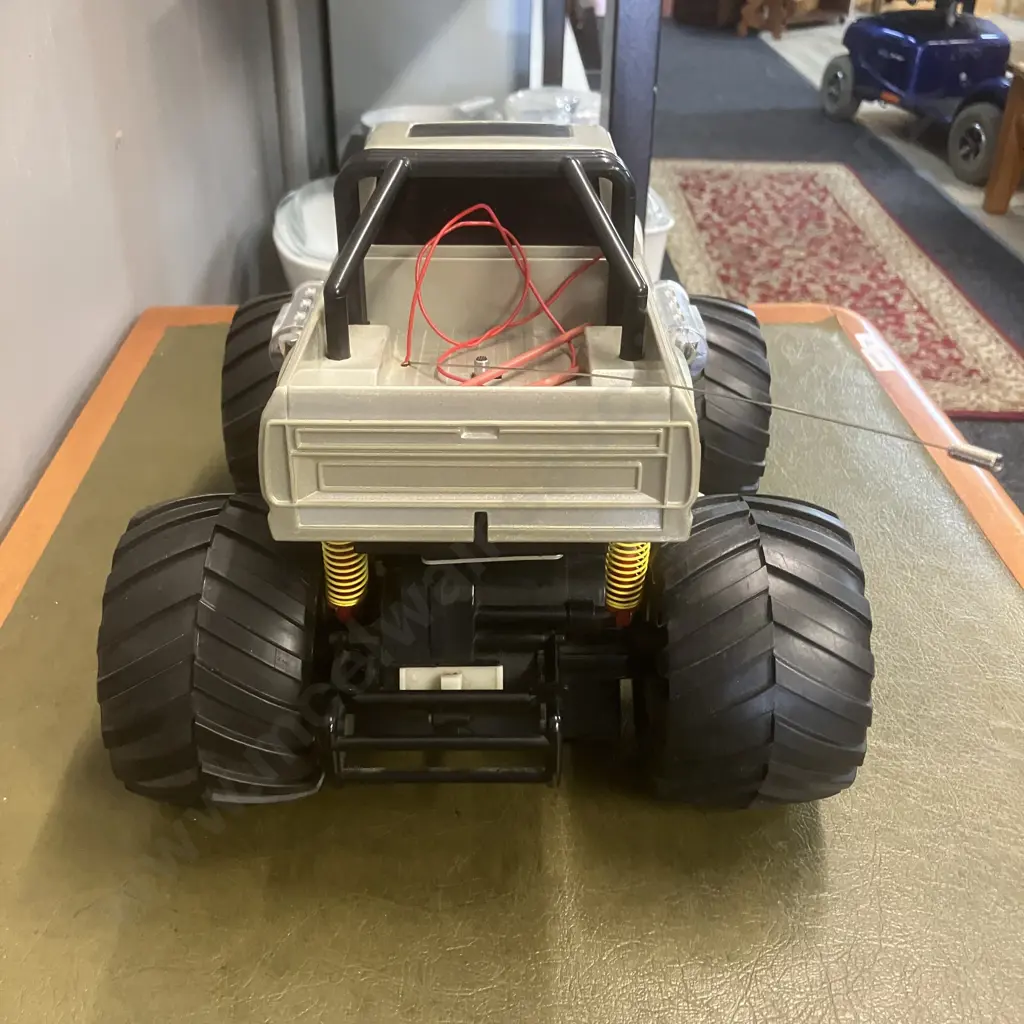 HUMONGUS R/C Monster Truck - 27 Mhz Image 1++