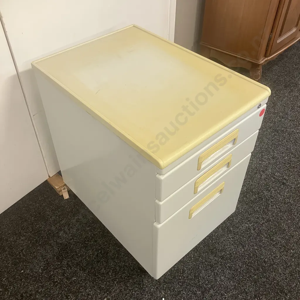 Vintage 3 Drawer Mobile Filer. H58 W39.5 D55.5cm Image 1++