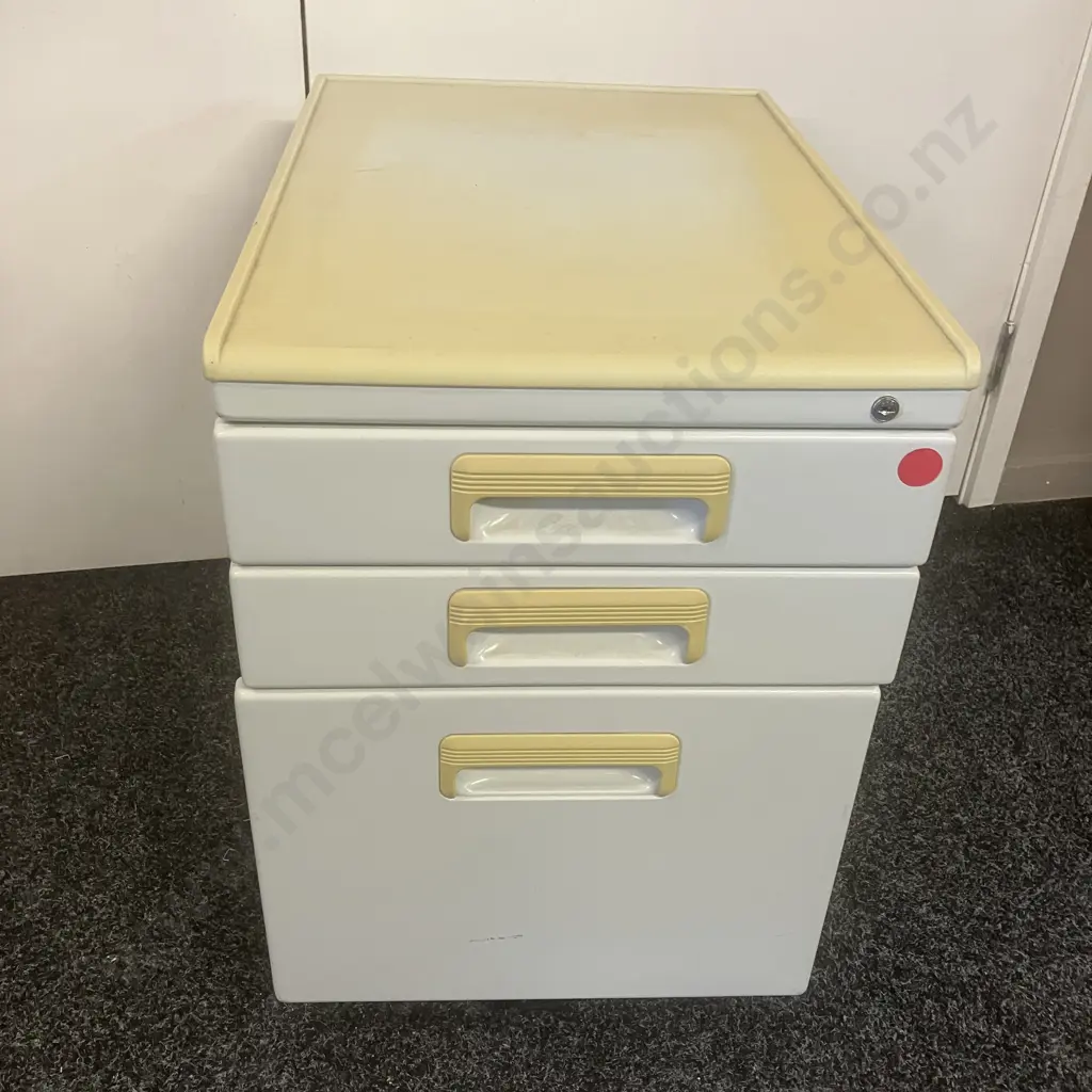 Vintage 3 Drawer Mobile Filer. H58 W39.5 D55.5cm Image 1++