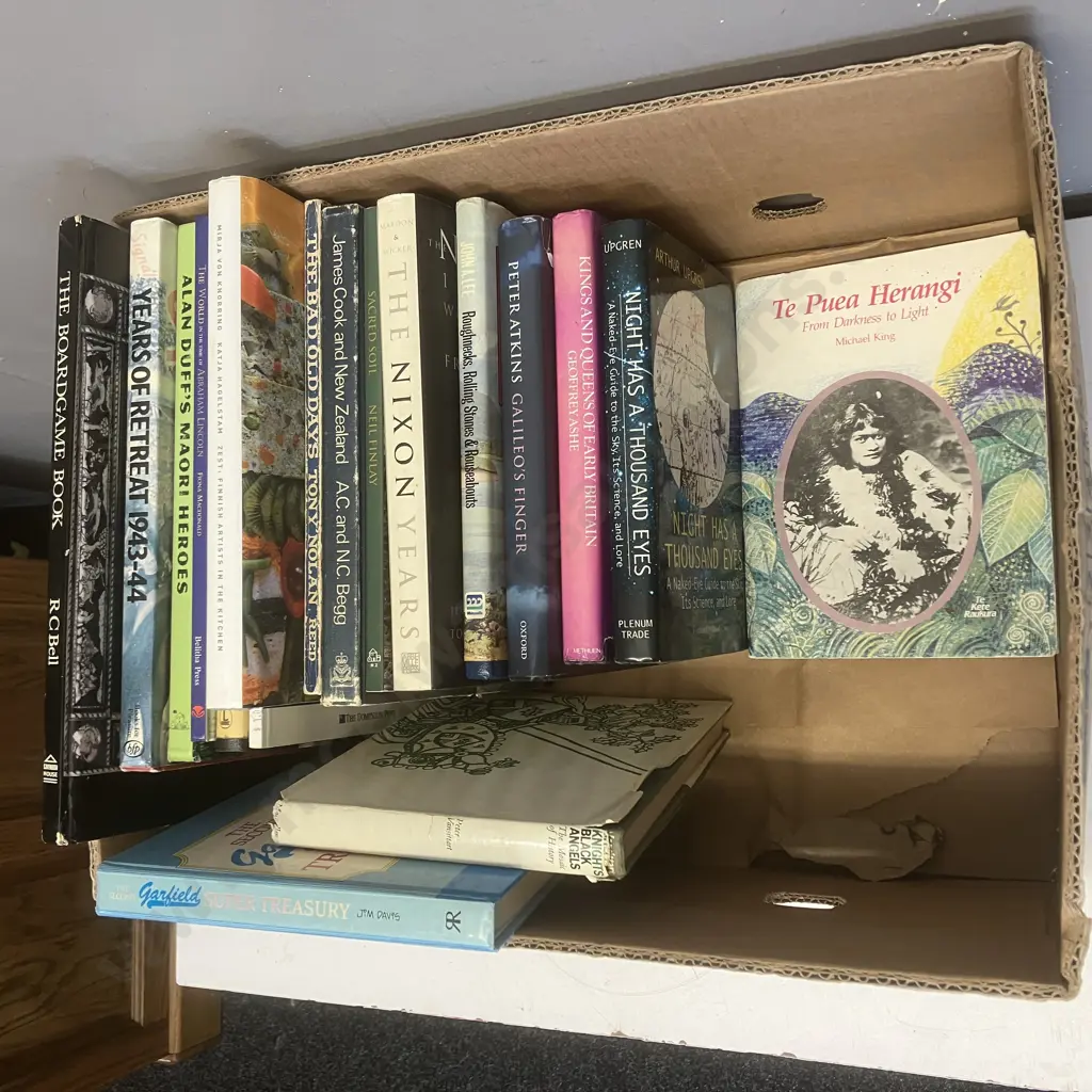 Box lot Books Image 1++