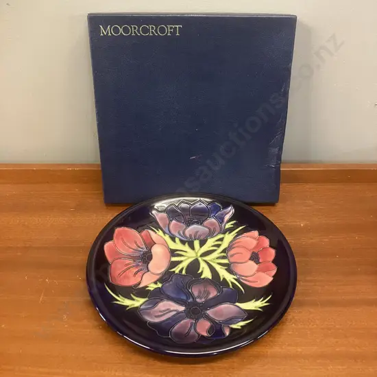 Moorcroft Pottery Anemone Pattern Signed 34/94 Large Charger Plate In Original Box. Dia 26cm (As Found)