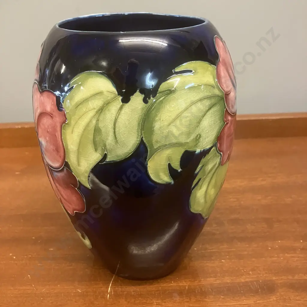 Moorcroft Pottery Hibiscus Pattern Vase With Queen Mary Label. H18cm Image 1++