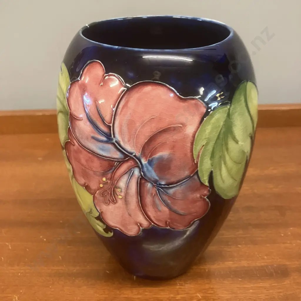 Moorcroft Pottery Hibiscus Pattern Vase With Queen Mary Label. H18cm Image 1++