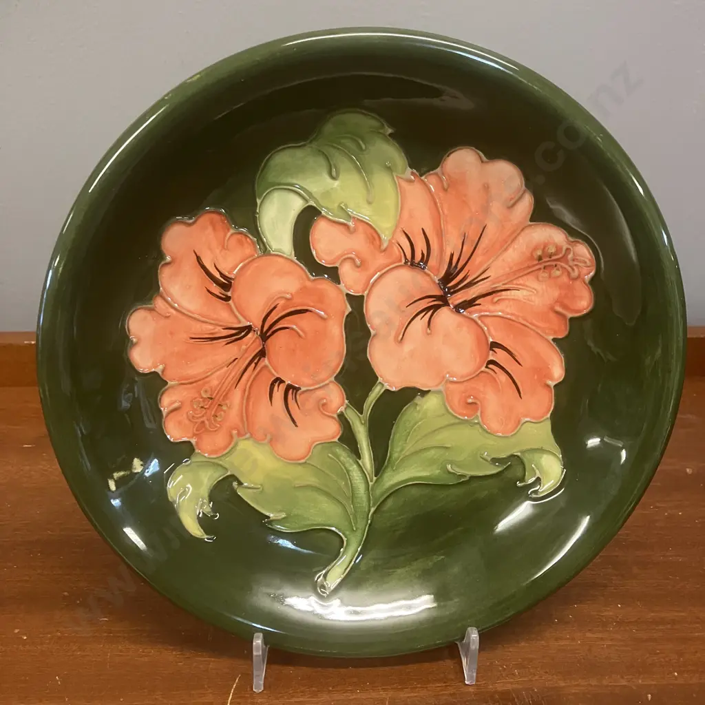 Moorcroft Pottery Hibiscus Pattern Plate With Queen Mary Label. Dia 21.5cm Image 1++