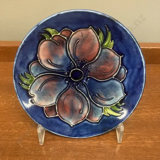 Moorcroft Pottery Anemone Pattern Pin Dish With Queen Mary Label. Dia 12cm