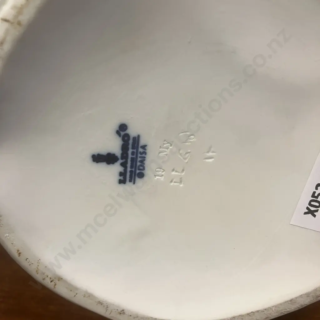 Retired Large Lladro Gres Eskimo Boy Napping, Blue White H27cm. Image 1++