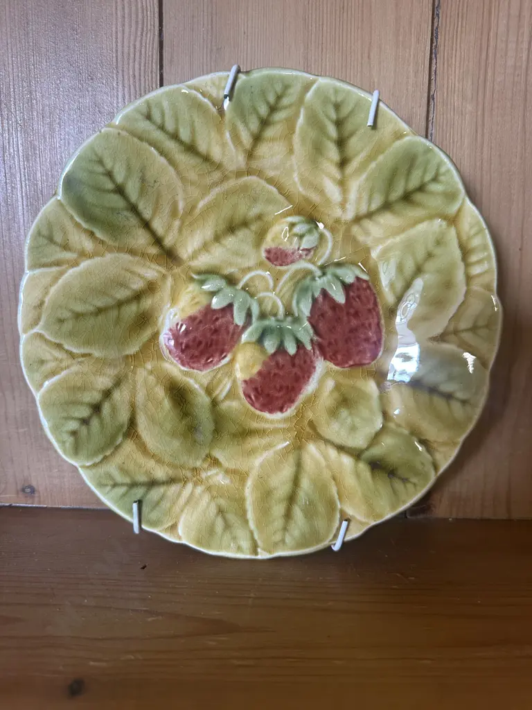 Sarreguemines French Majolica Strawberry Fruit Plate Dia20cm.  Image 1++