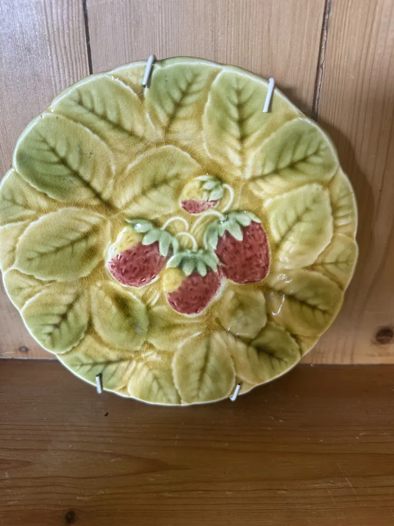 Sarreguemines French Majolica Strawberry Fruit Plate Dia20cm.  Image 1++