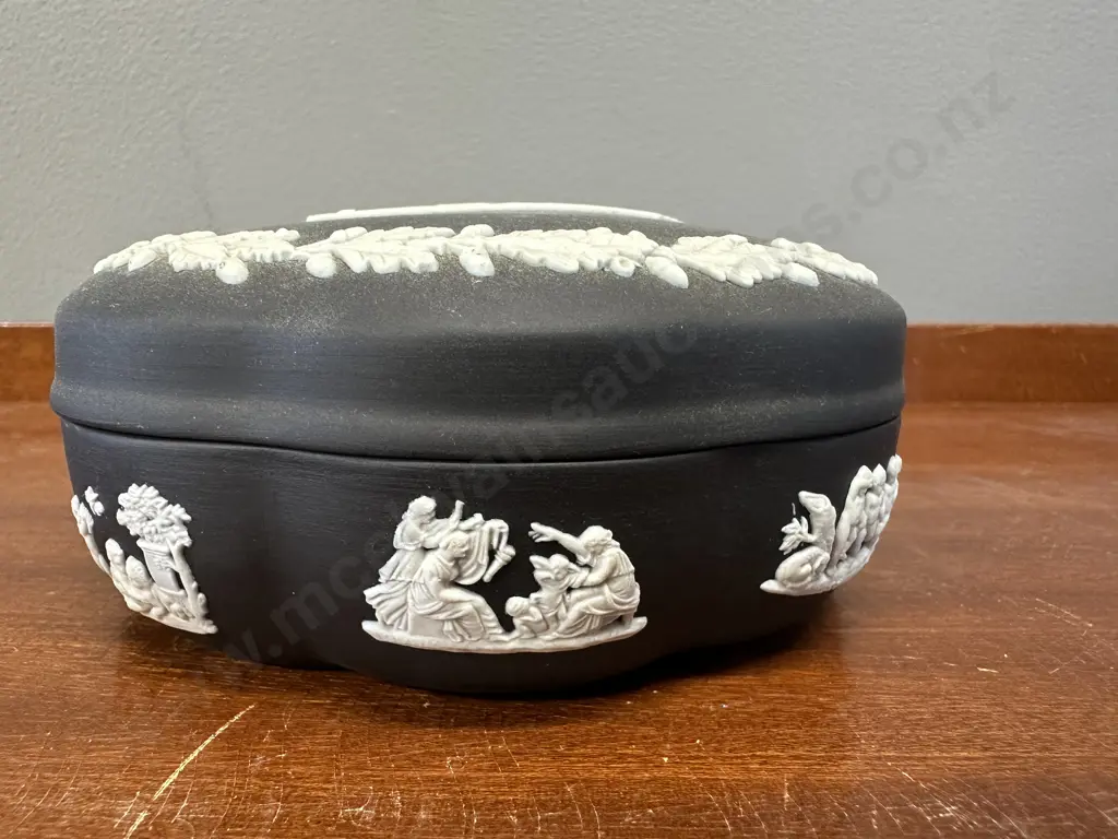 Wedgwood Black Jasperware Lidded Trinket Dish Dia13cm. Image 1++