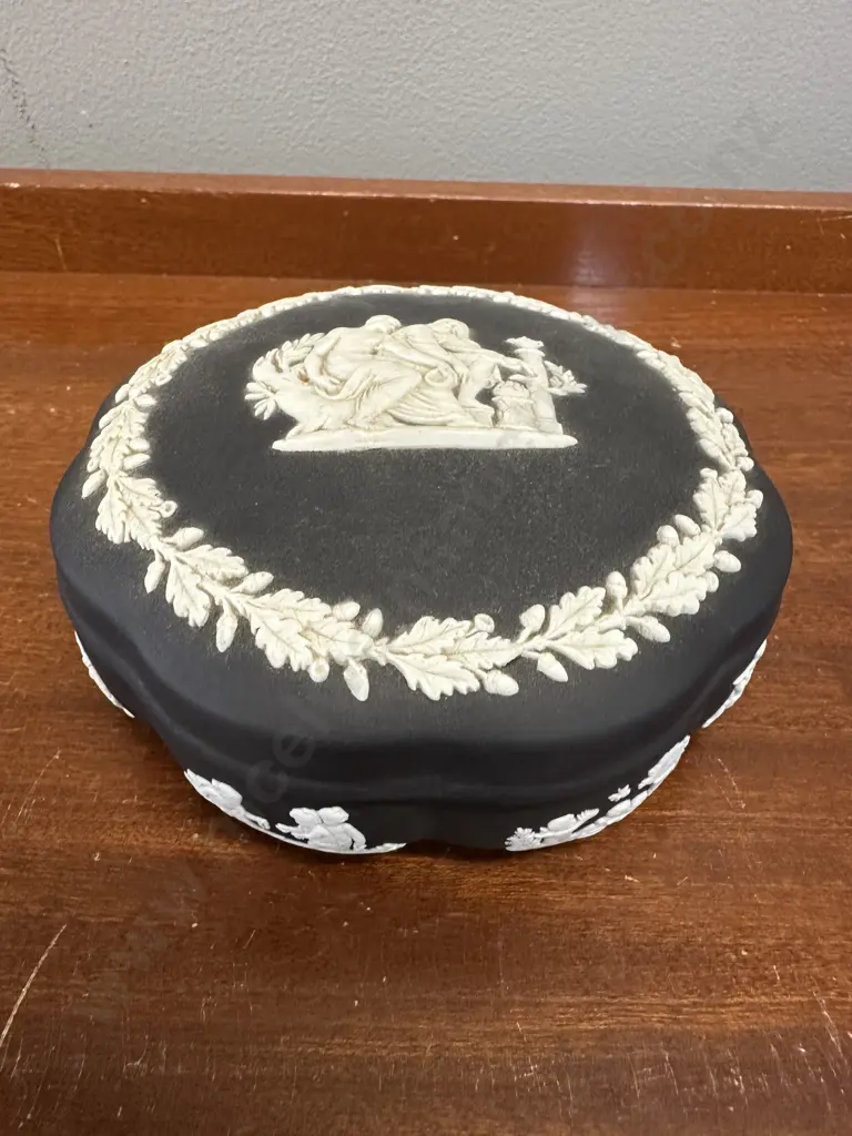 Wedgwood Black Jasperware Lidded Trinket Dish Dia13cm. Image 1++