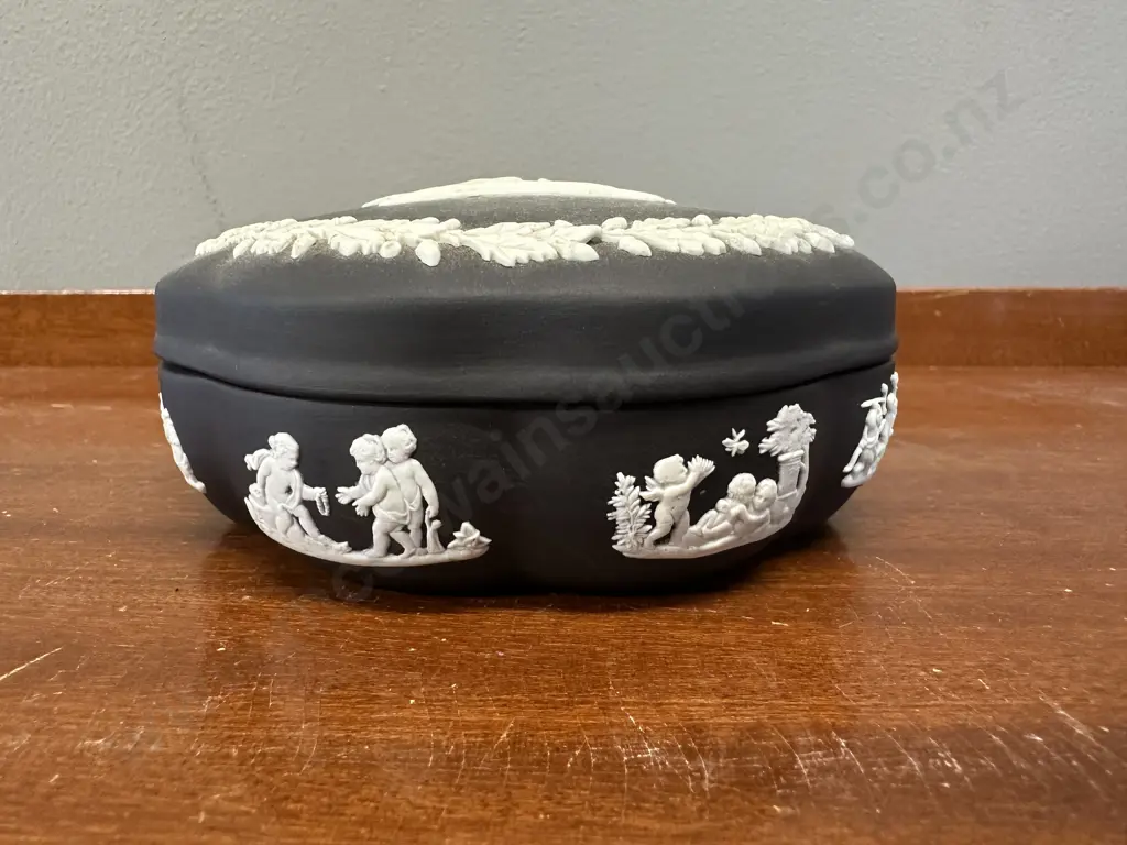 Wedgwood Black Jasperware Lidded Trinket Dish Dia13cm. Image 1++
