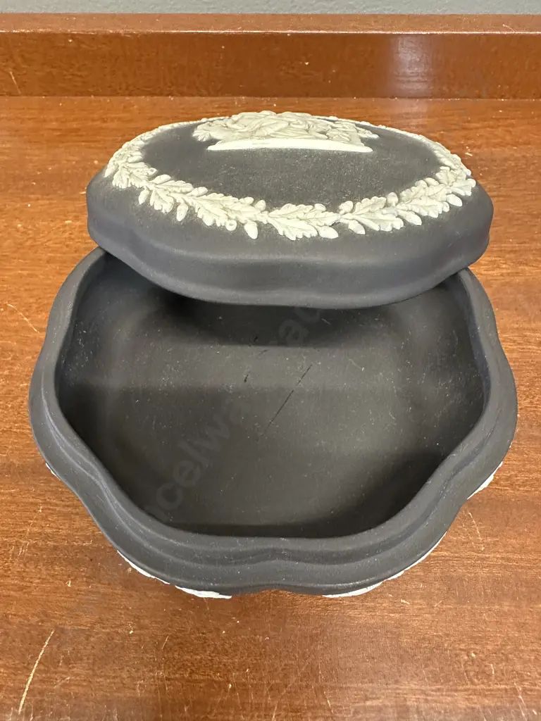 Wedgwood Black Jasperware Lidded Trinket Dish Dia13cm. Image 1++