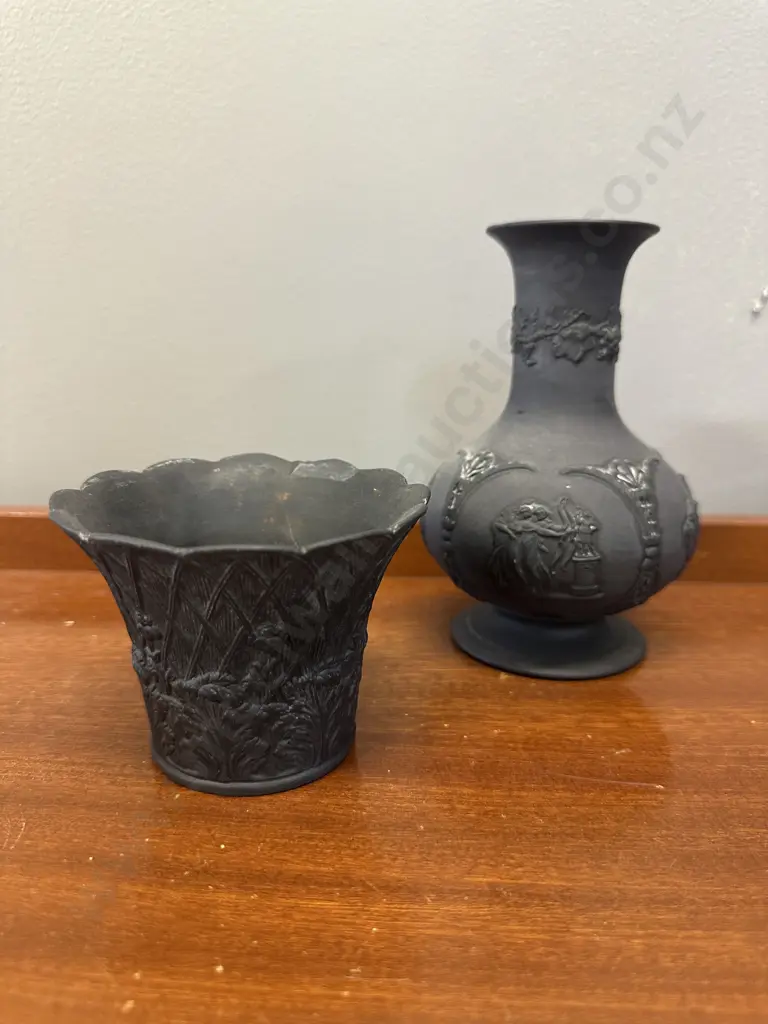 Wedgwood Black Basalt Vase H15cm With Flower Pot H7cm (as found) Image 1++
