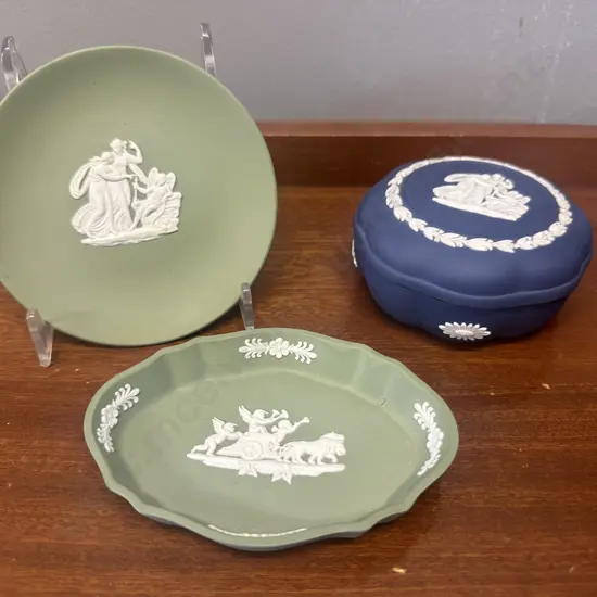 Wedgwood Jasperware Dark Blue Lidded Trinket Dish Dia9cm With Sage Green Dishes