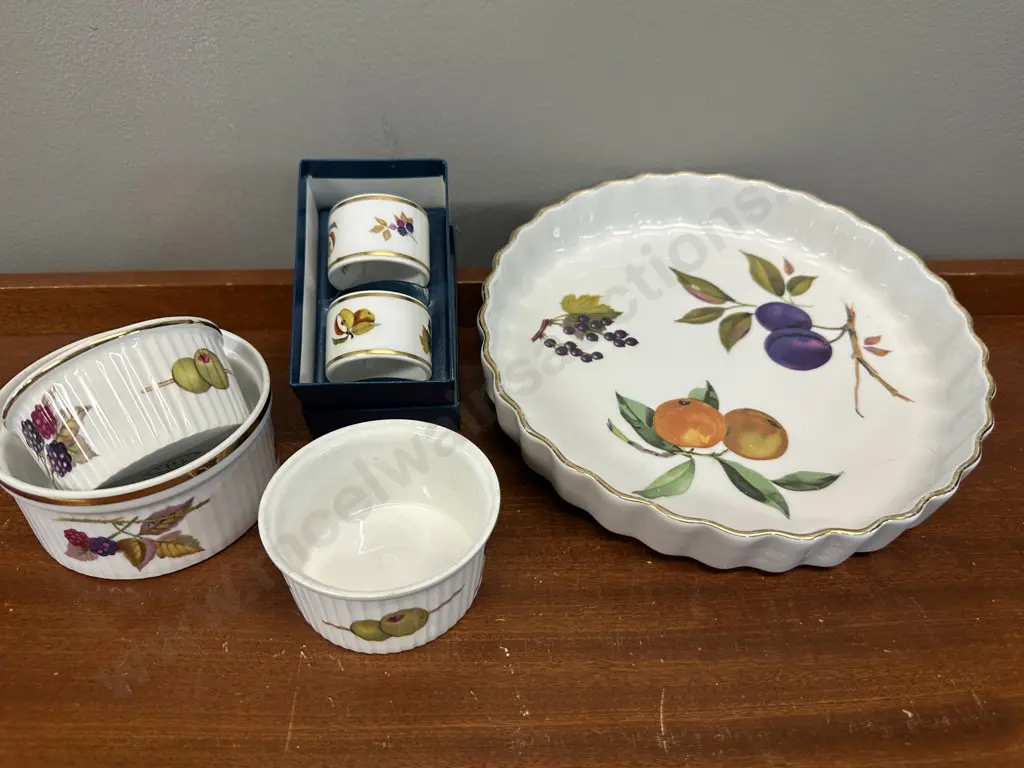 Royal Worcester Evesham Quiche Dish, Napkin Rings Etc Image 1++