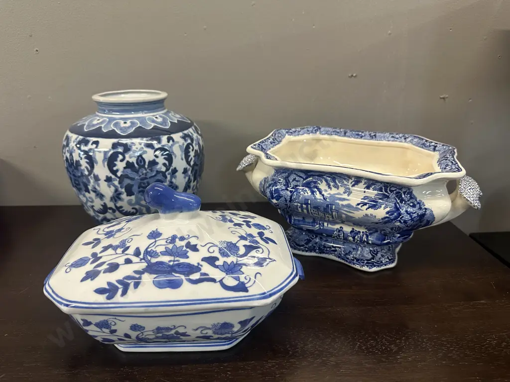 Blue & White China Items Including Masons Tureen Base, Lidded Serving Dish & Vase. Image 1++