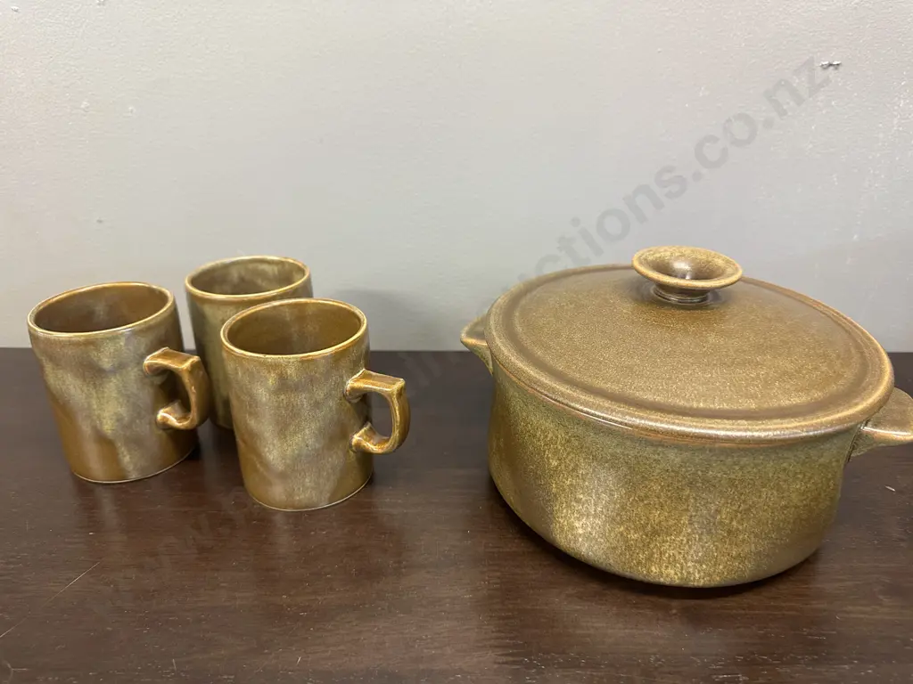 Temuka Lidded Casserole Dish & Coffee Mugs x3 Image 1++