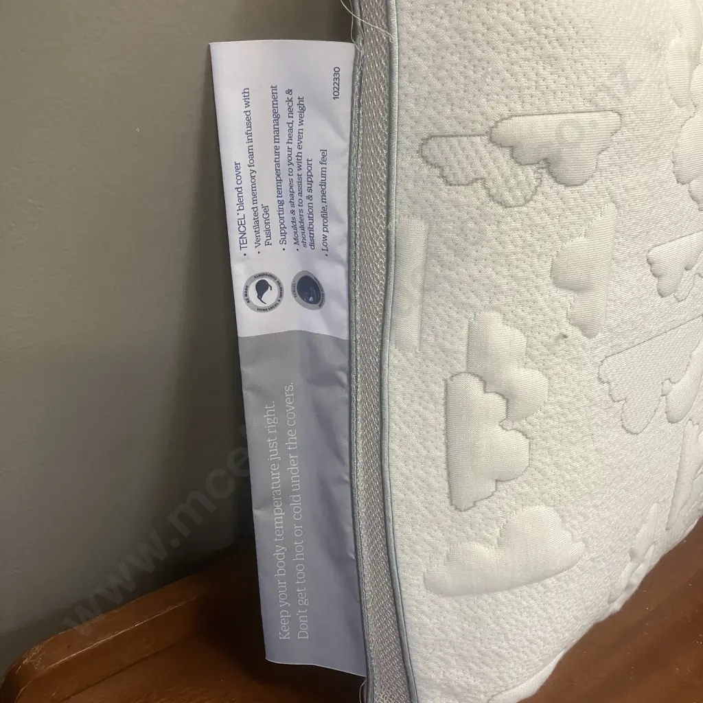 Sleepmaker ComfortTemp Fusion Gel Memory Foam Low Profile Pillow - Classic Image 1++