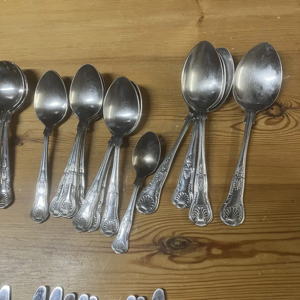 104 Pieces of Flatware Including Viners Kings Pattern Image 1++