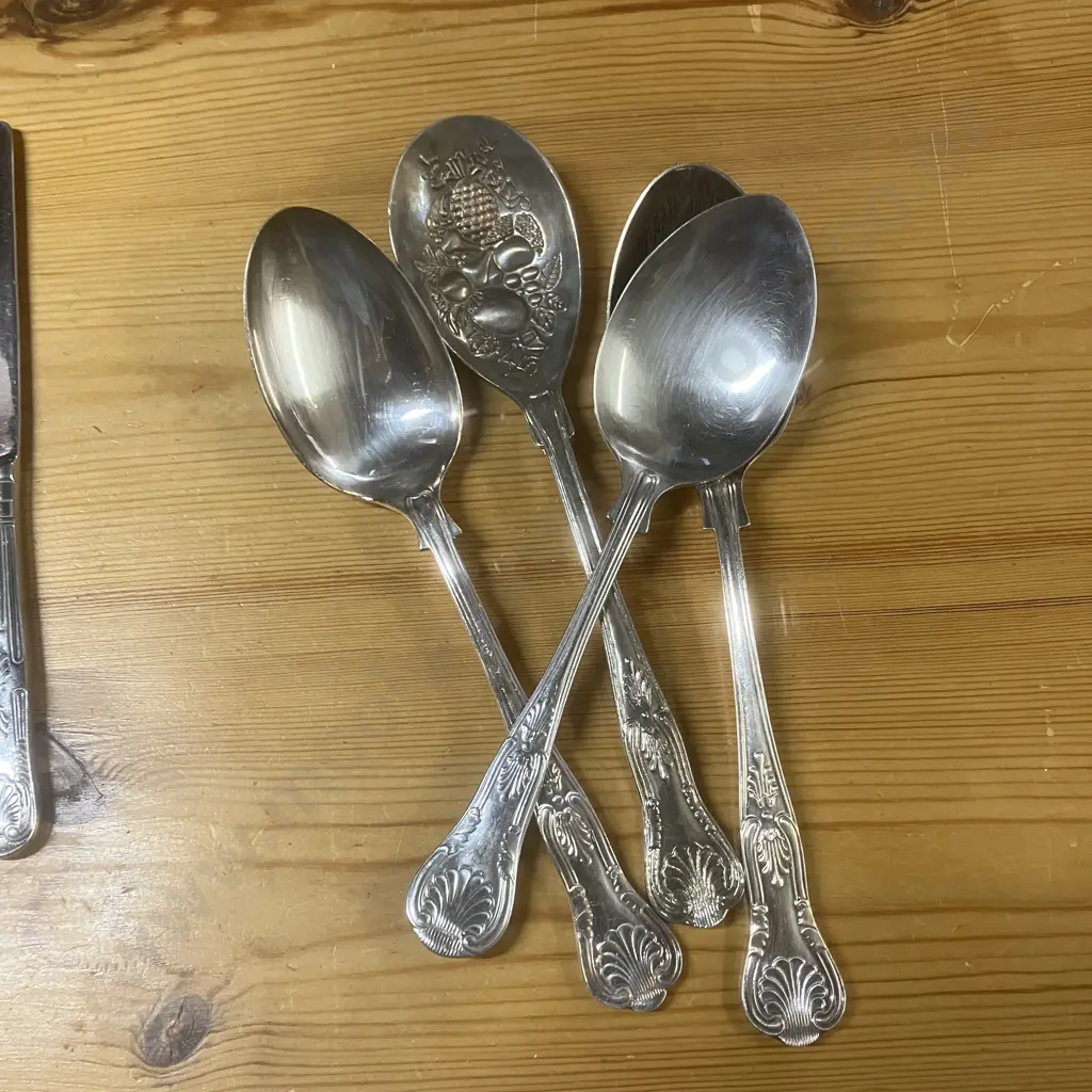 104 Pieces of Flatware Including Viners Kings Pattern Image 1++