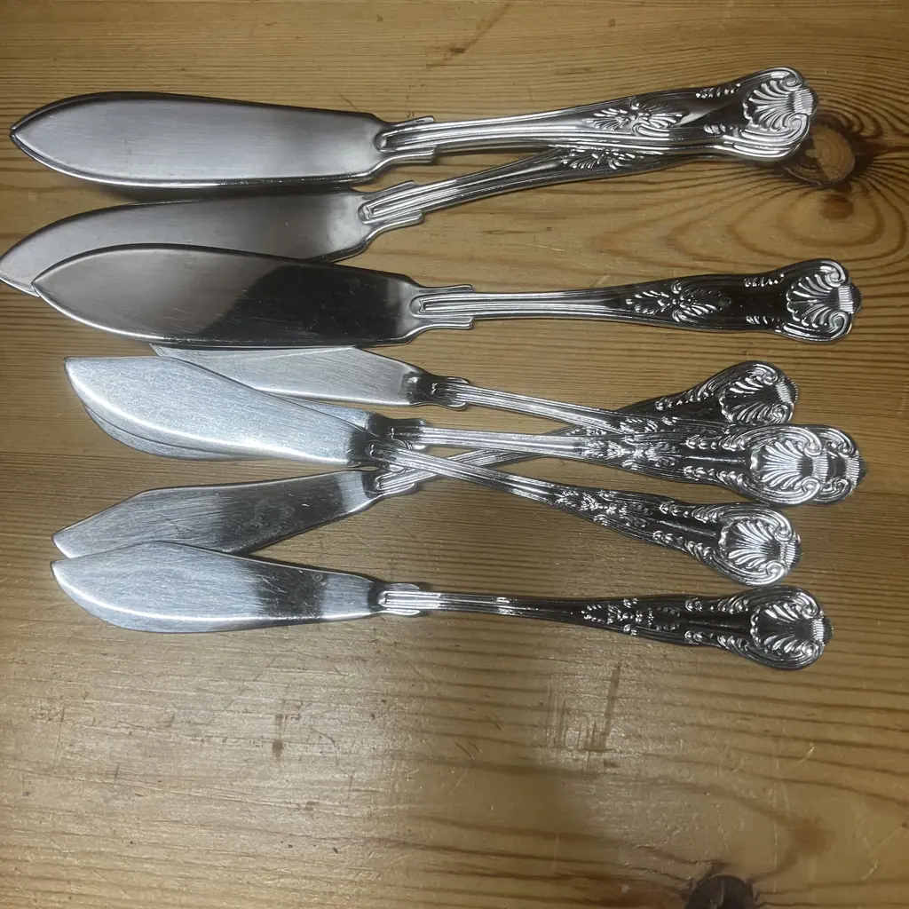 104 Pieces of Flatware Including Viners Kings Pattern Image 1++