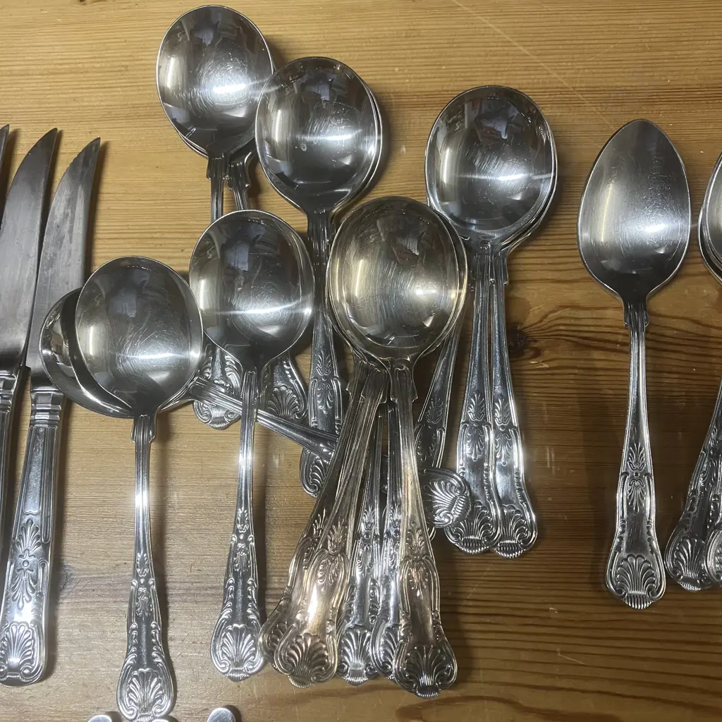 104 Pieces of Flatware Including Viners Kings Pattern Image 1++