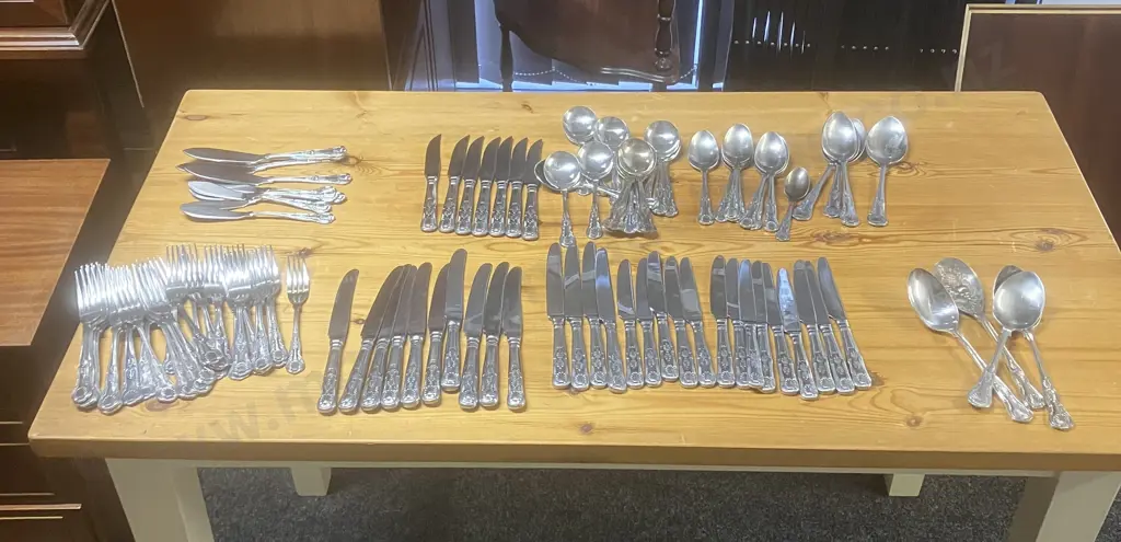 104 Pieces of Flatware Including Viners Kings Pattern Image 1++