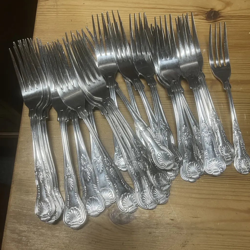104 Pieces of Flatware Including Viners Kings Pattern Image 1++