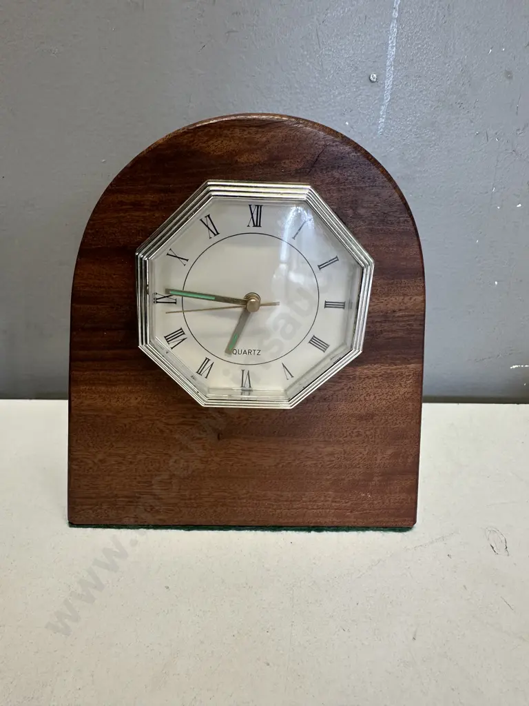 Vintage Quartz Wood Desk Clock H16,W15cm. Image 1++